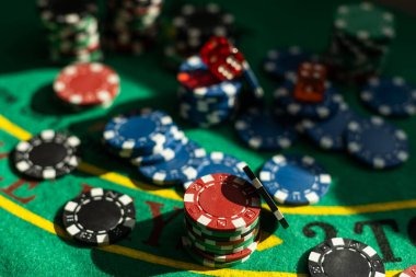 Live Dadu Online dealer rolling dice on camera in kudaputih88 studio